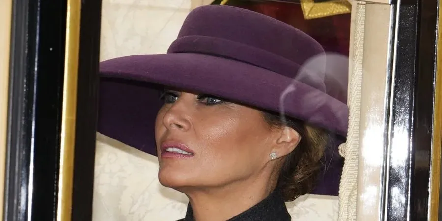 Melania Trump a încălcat protocolul regal în timpul vizitei sale în Marea Britanie