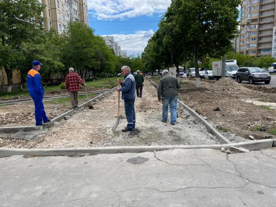 Ремонт тротуара на улице Алба-Юлия обещают завершить до конца недели