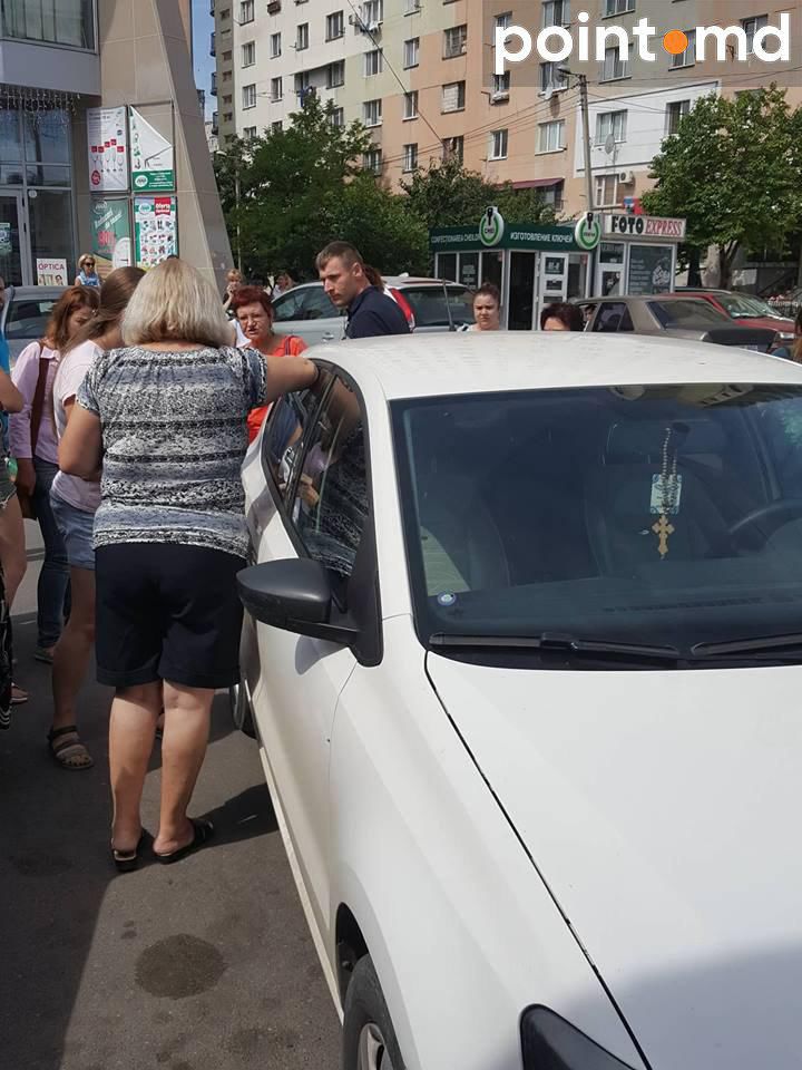 На Чеканах прохожие пытались спасти ребенка, оставленного в машине на солнцепеке