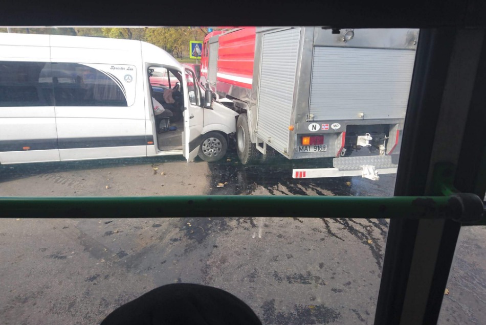 В Кишиневе маршрутка врезалась в пожарную машину