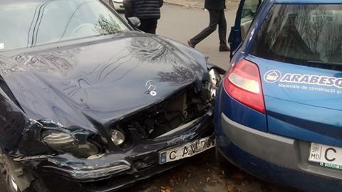 В Кишиневе в ДТП пострадали сразу три автомобиля