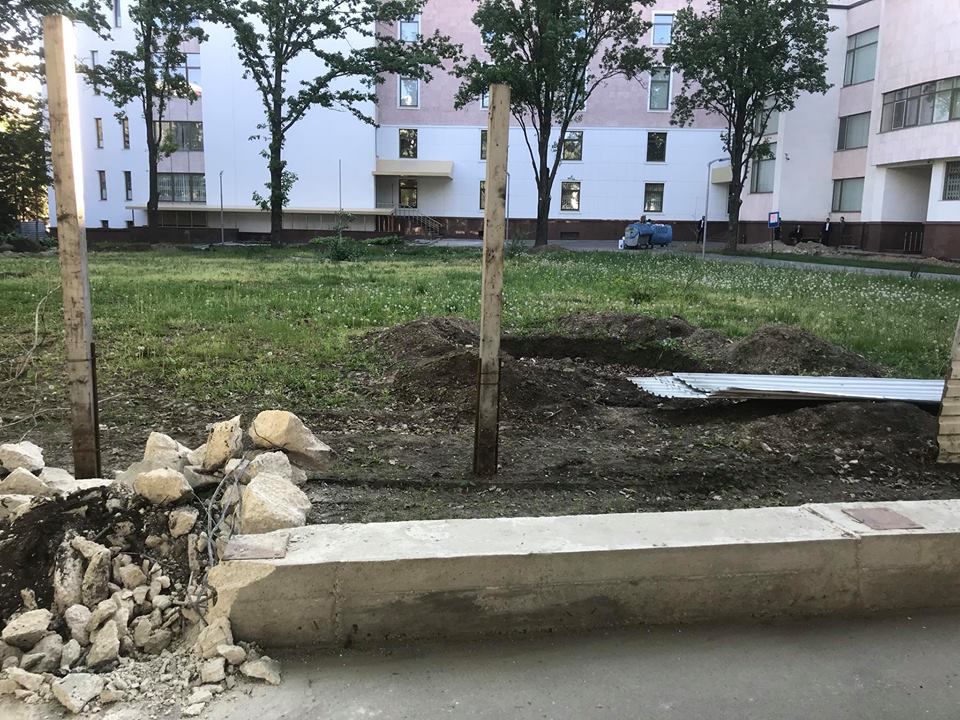 Ограда вокруг парламента снесена