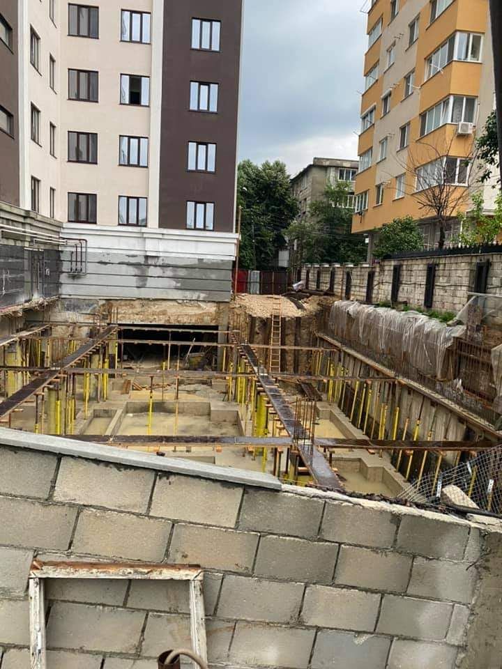 В Кишиневе из-за новостройки у соседей рухнула стена и гараж