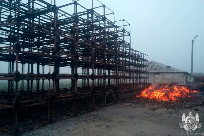 В Бендерах загорелся склад: пожарные боролись с огнём около 4 часов