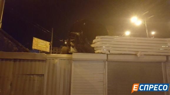 В Киеве на крышу киоска упал автомобиль