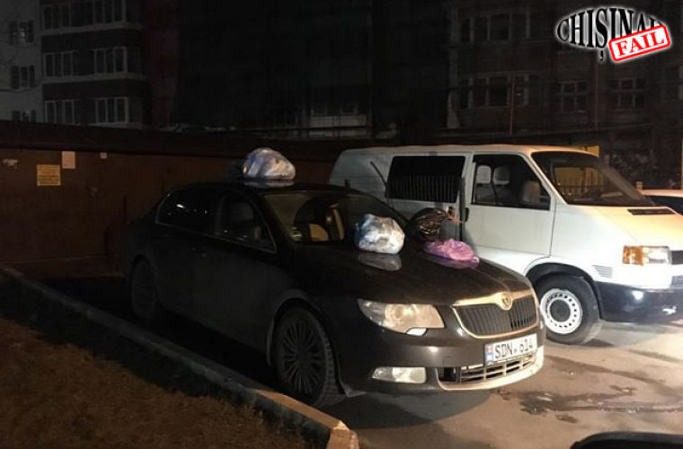 В Кишиневе жильцы «украсили» автомобиль пакетами с мусором
