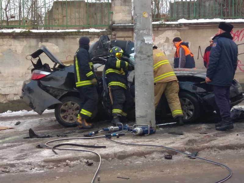 Accident mortal în Capitală: BMW rostogolit, oprit de un stâlp