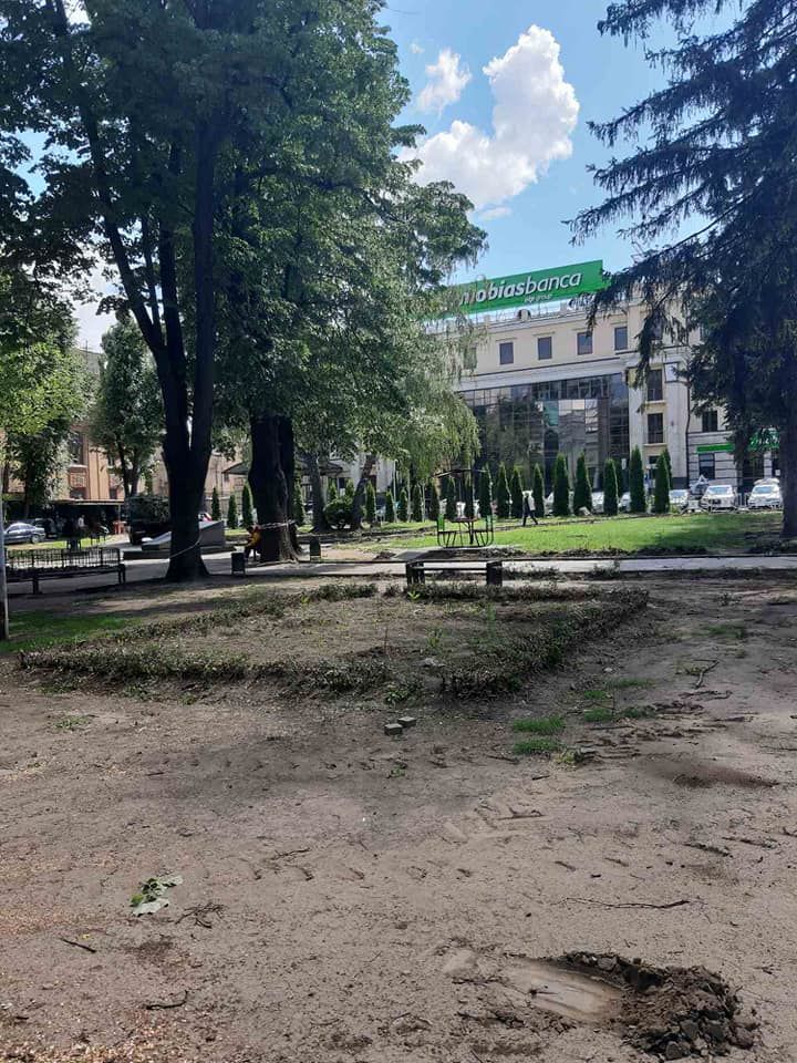 В сквере, где находился "Кишиневский Арбат", выкорчевывают деревья