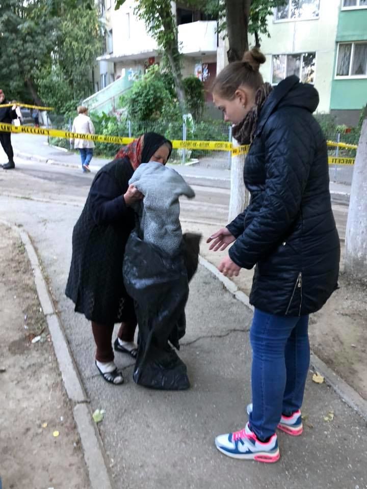 Люди приносят пострадавшим на Рышкановке еду и одежду