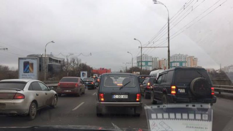 Trafic paralizat pe mai multe străzi ale capitalei