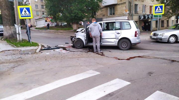 На одной из столичных улиц произошло ДТП: повреждены два автомобиля