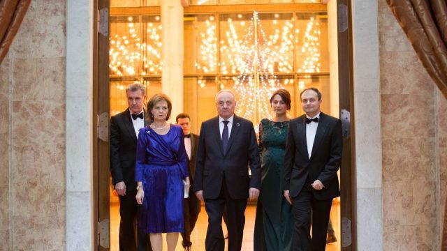 Спикер Андриан Канду вышел в свет с женой, беременной третьим ребенком