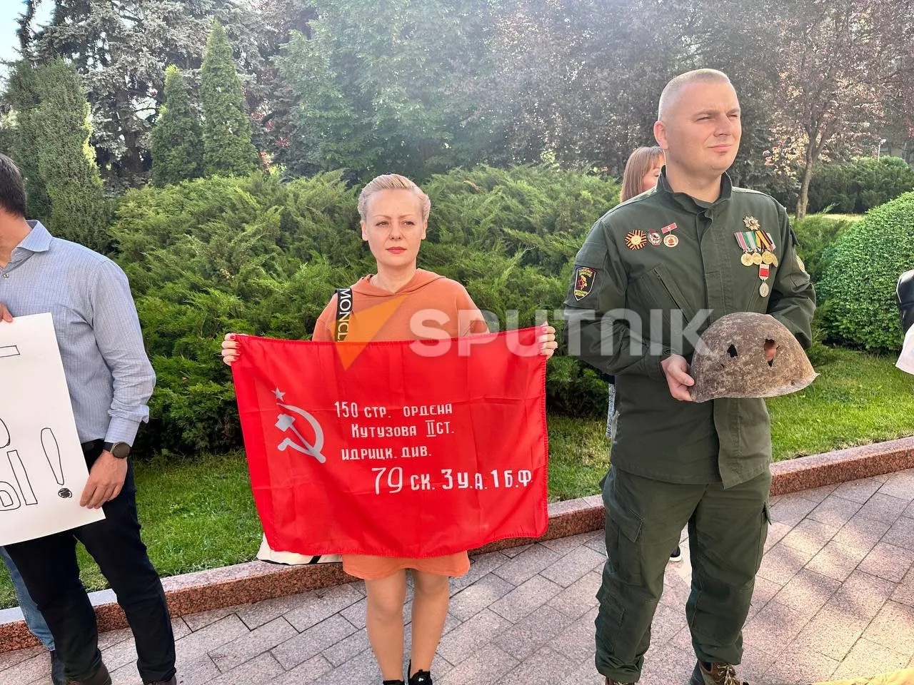 У здания парламента протестуют против переименования Дня Победы