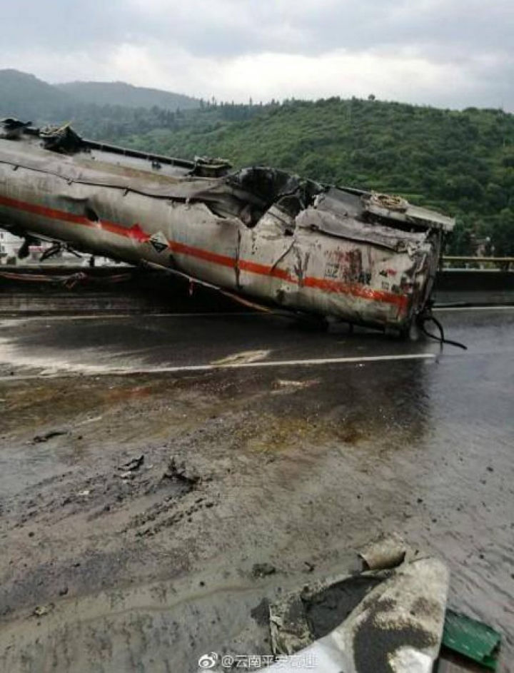 Accident cumplit! Cinci oameni au murit, după ce un autotren a lovit trei mașini