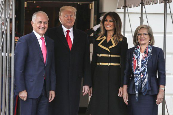 Melania Trump a întors toate privirile. Cum arată paltonul de 3.600 $