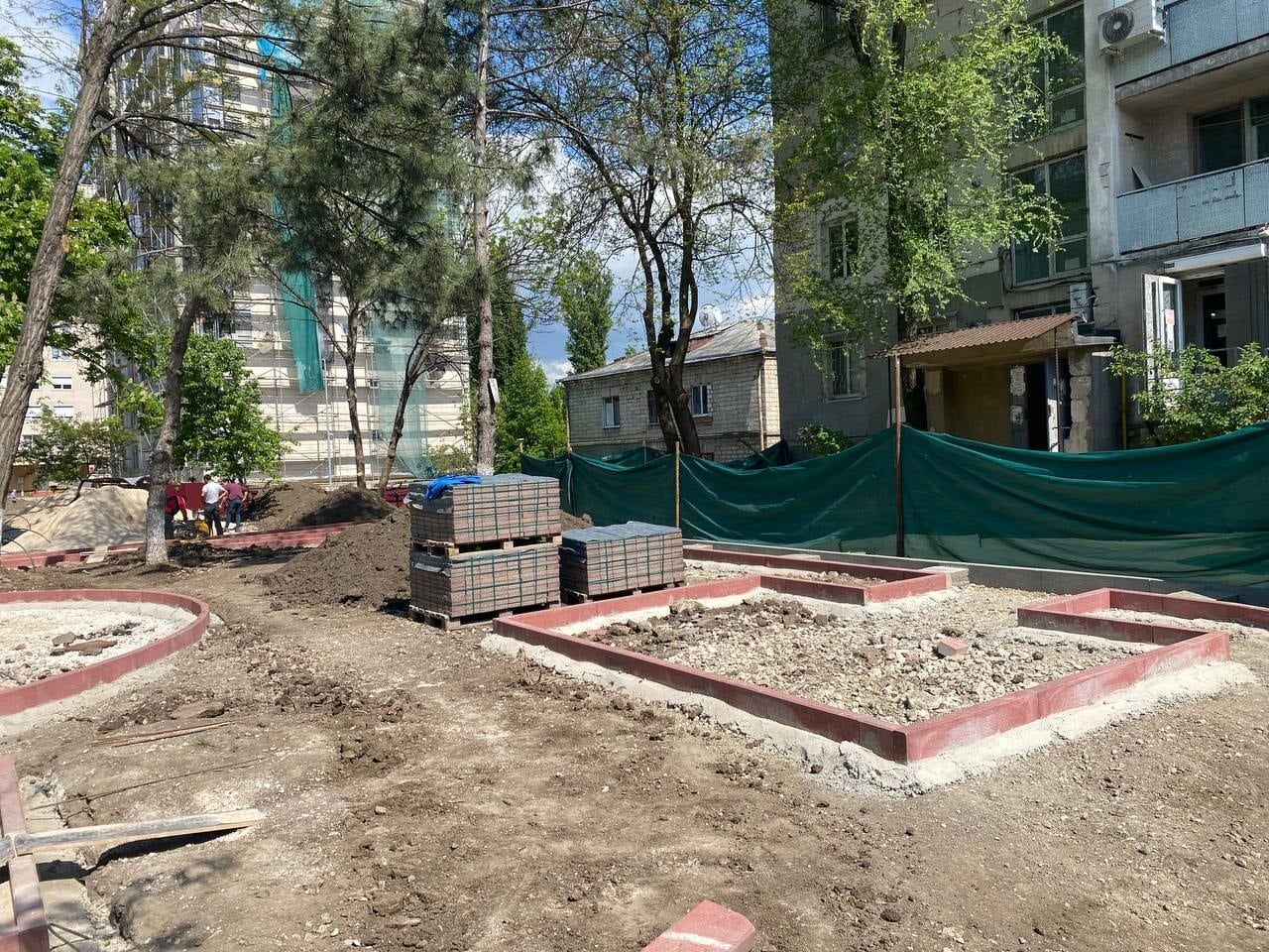 В столичном секторе Буюканы обустраивают дворы