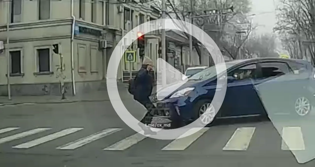 Un taximetrist a lovit o fată care traversa strada regulamentar în Capitală