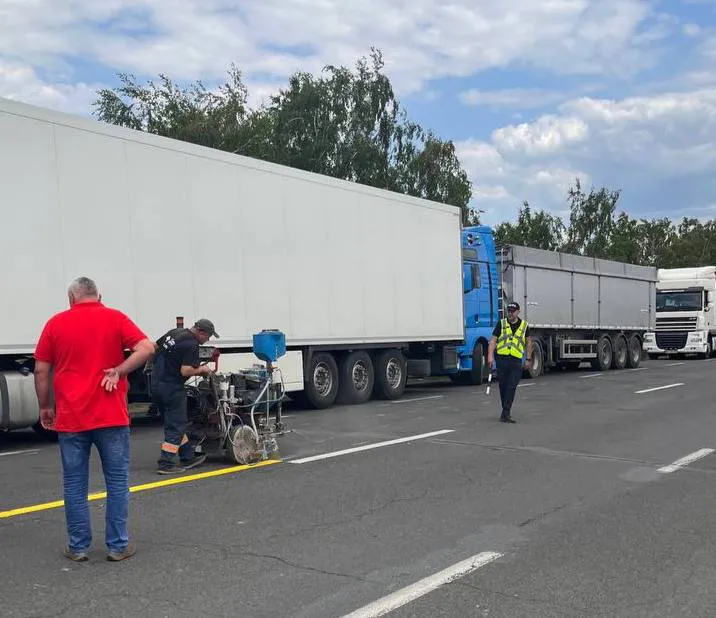 На дороге с очередью из фур у границы нанесли разметку