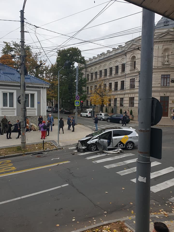В Кишиневе произошло ДТП с участием такси: на тротуаре сбит пешеход