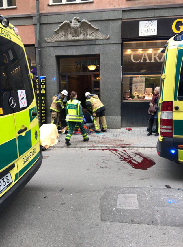 Грузовик въехал в толпу в центре Стокгольма, есть жертвы