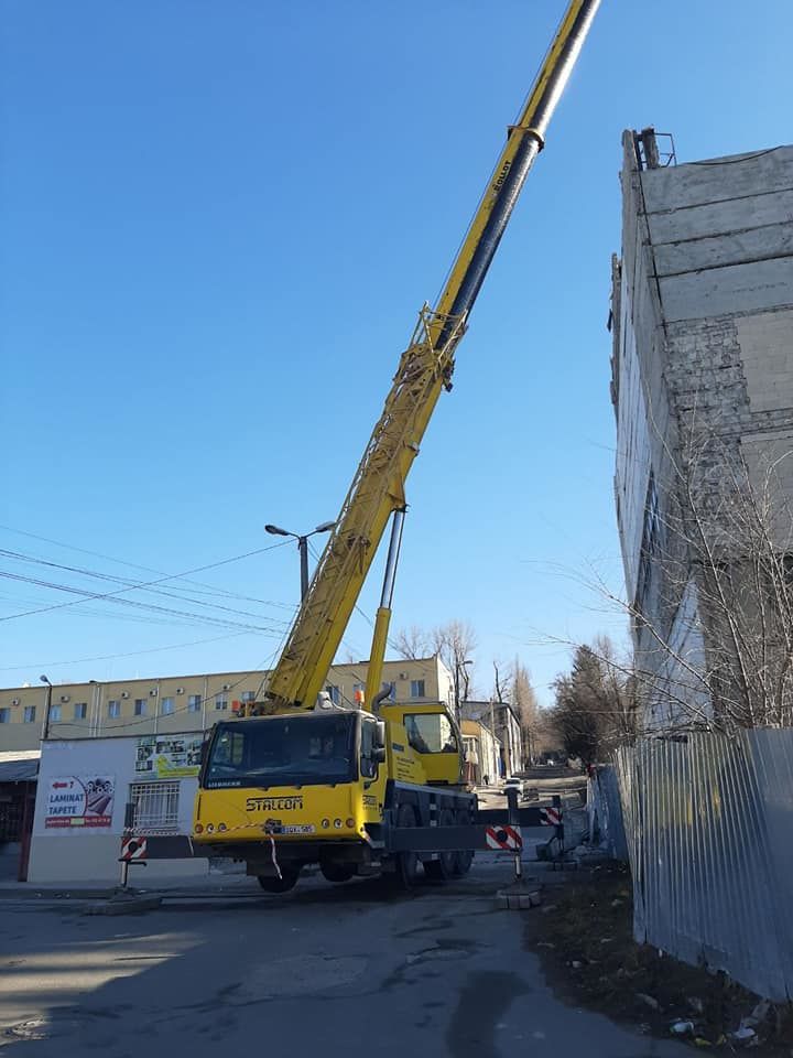 На Чеканах ведутся работы по сносу аварийного здания