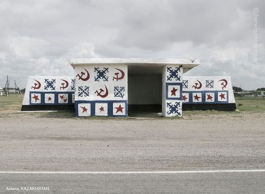 Канадский фотограф запечатлел советские автобусные остановки, в том числе в Молдове