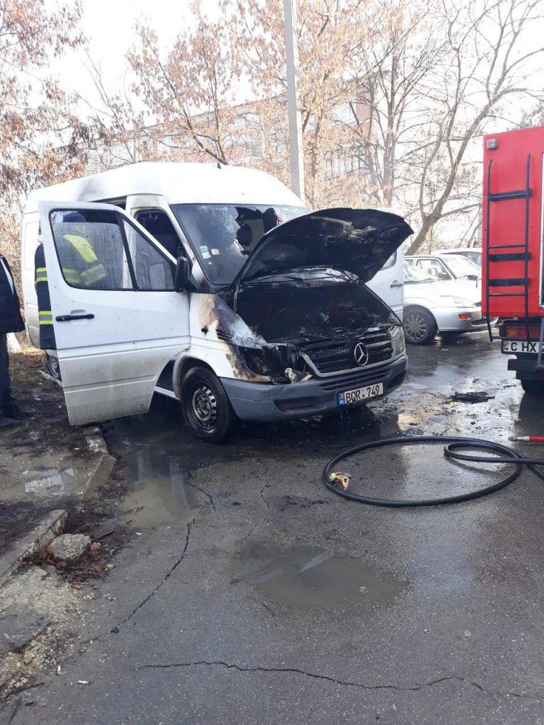 В Кишинёве микроавтобус Mercedes загорелся на ходу