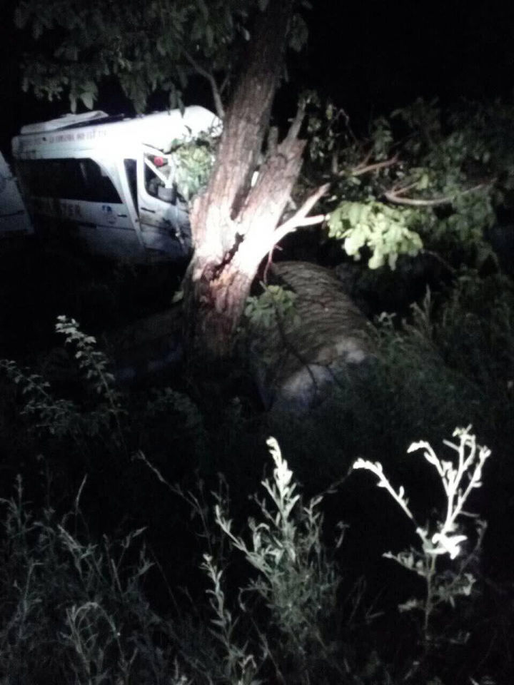 Accident grav. Microbuz de linie, răsturnat în șanț: 7 persoane, la spital