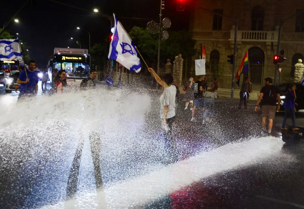 Полиция с помощью водометов разогнала протестующих на шоссе Тель-Авива