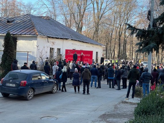 В Бельцах у здания суда проходит митинг сторонников Таубер