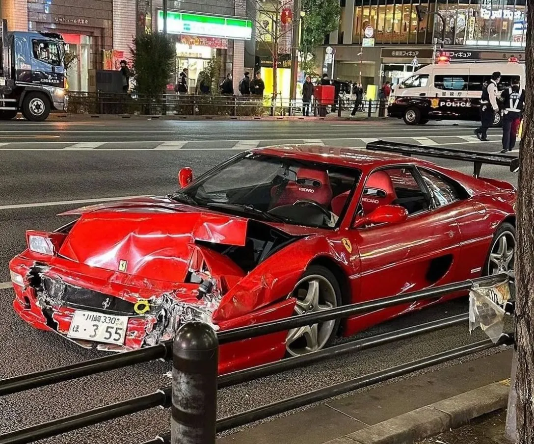 ДТП на $400 000: в Японии столкнулись классический Ferrari и новый Maybach