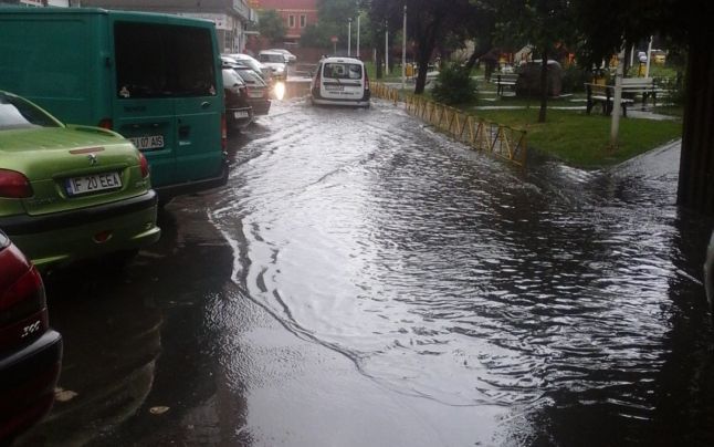 La „pescuit” pe o stradă inundată din Târgu Jiu