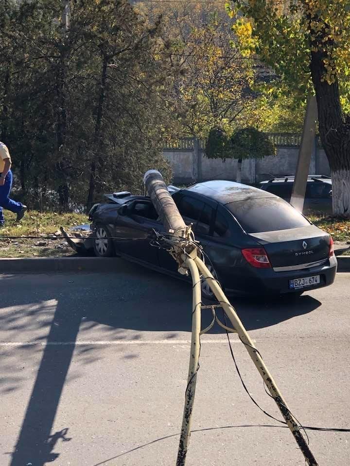 В Хынчештском районе автомобиль врезался в столб