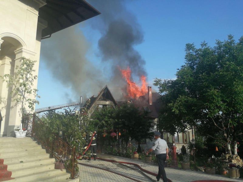 В Думбраве загорелся трехэтажный дом во дворе церкви