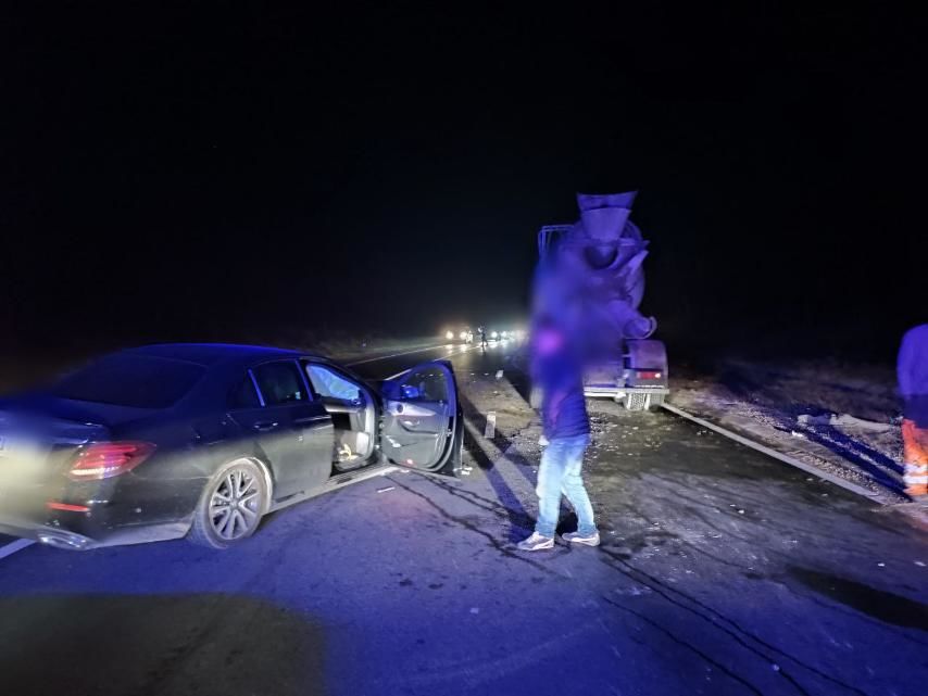 Серьезное ДТП в Яловенах: Mercedes врезался в бетономешалку