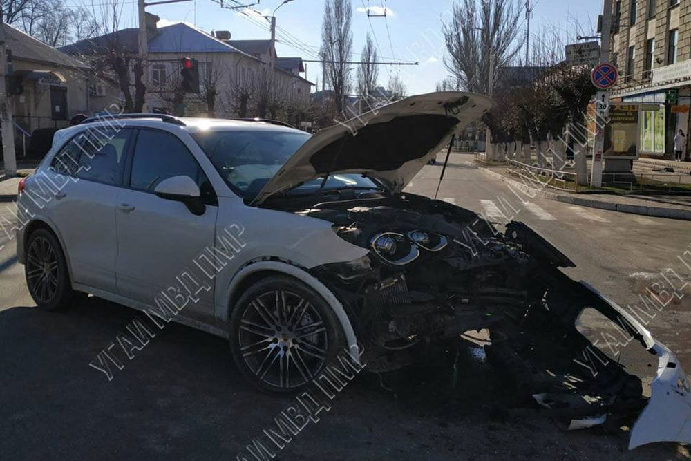 В аварии в Бендерах пострадал водитель: Porsche проехал на красный