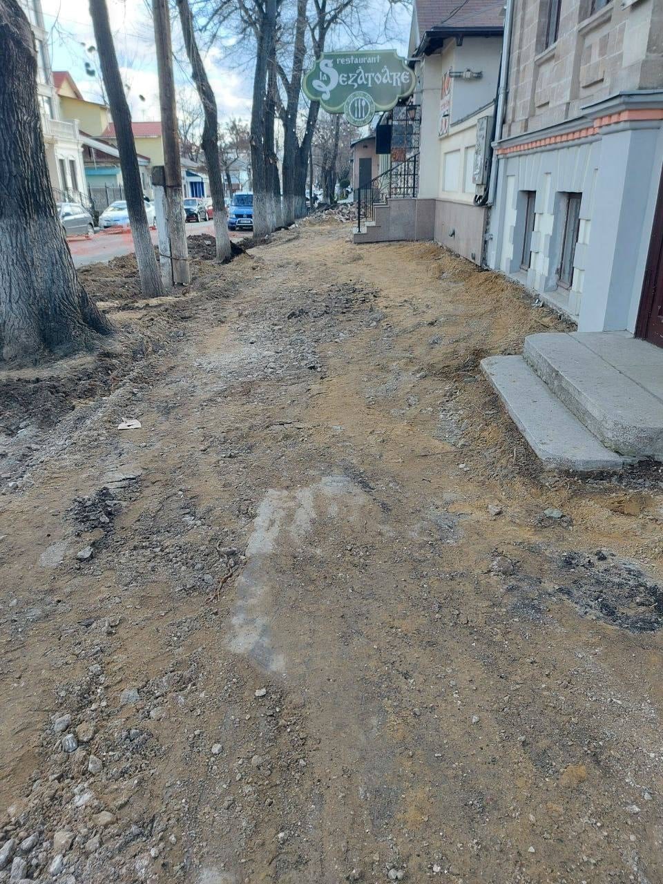 Продолжается ремонт тротуара на улице А. Щусева