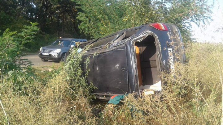 Accident pe traseul Chişinău-Leuşeni. O maşină s-a răsturnat, ambulanţa la faţa locului
