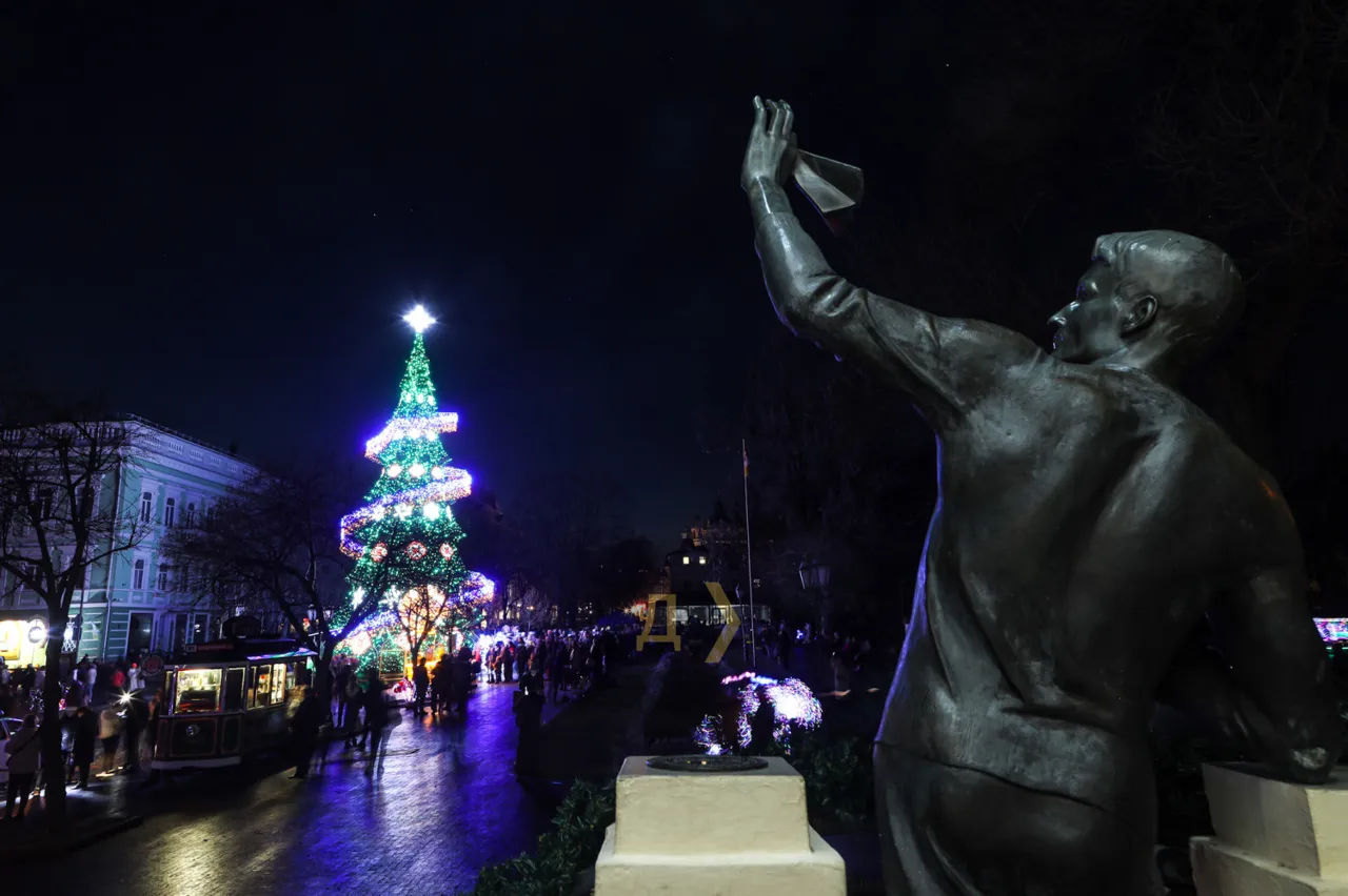 В центре Одессы открыли Новогоднюю елку в национальных цветах Украины