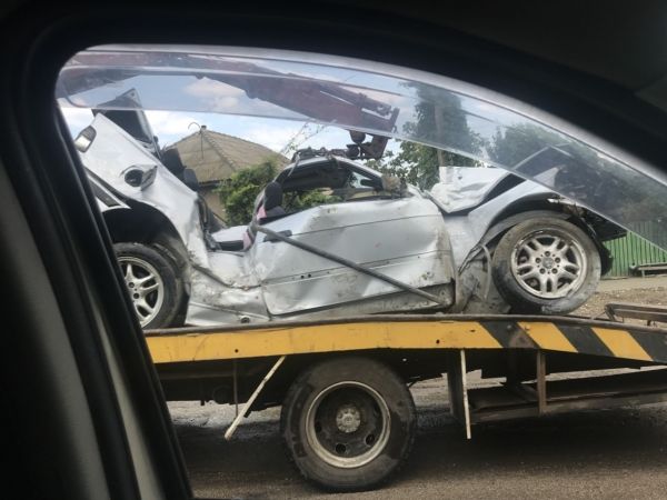 В Комрате BMW снес столб и врезался в курятник: трое человек пострадали