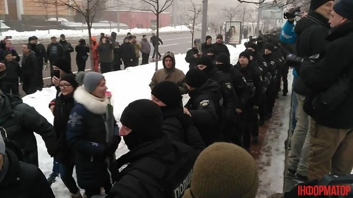 В Киеве протестующие прорвались к памятнику Шевченко, где ждут Порошенко