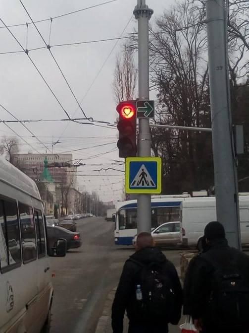 Imaginea zilei: Semaforul îndrăgostit din Capitală