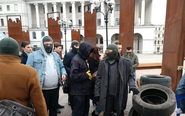 В Киеве люди в масках принесли покрышки на Майдан