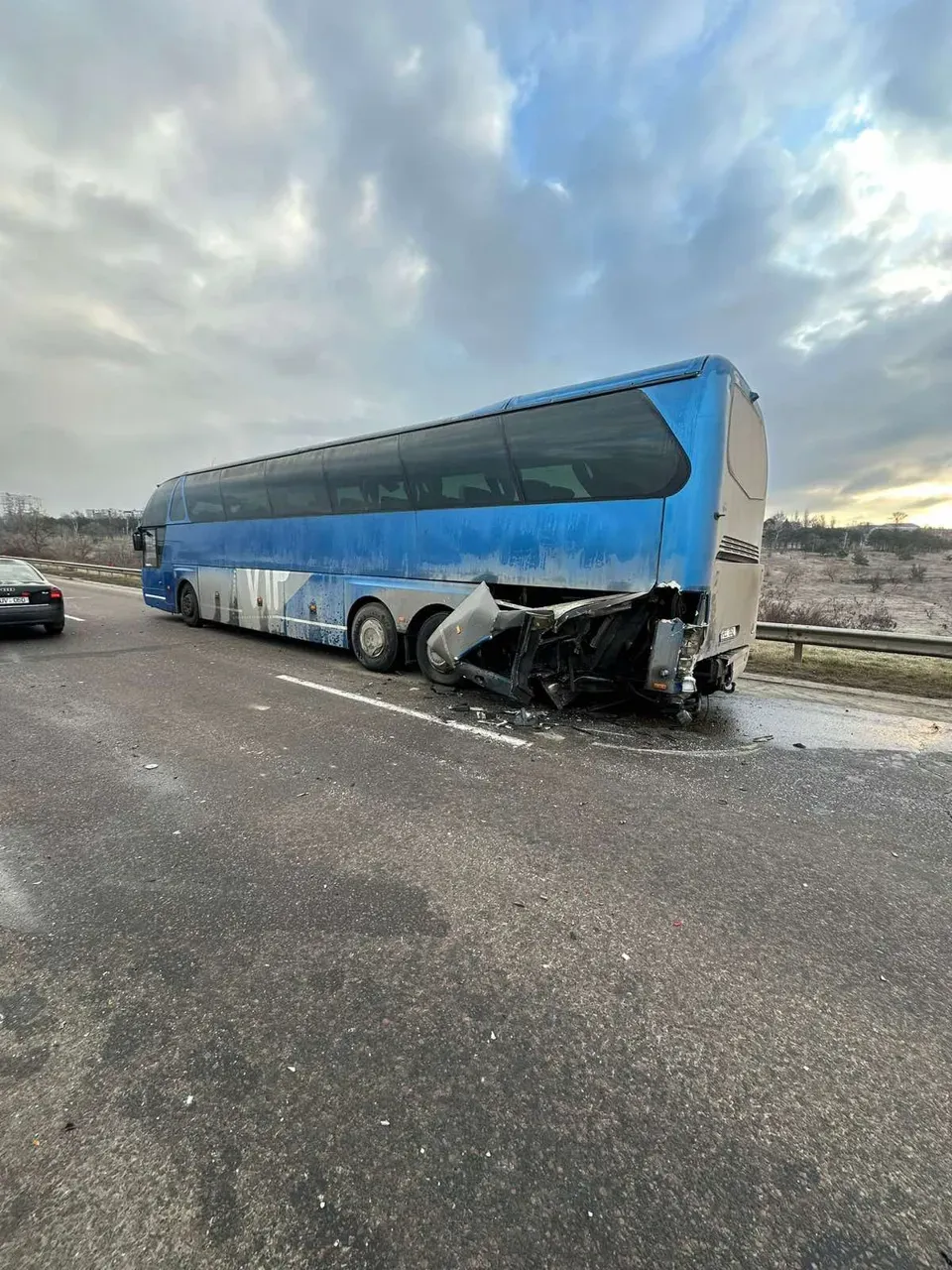 Un autobuz și o mașină s-au ciocnit în apropiere de Ialoveni: Două persoane, transportate la spital