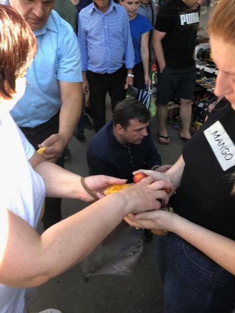 Андрей Нэстасе помог собрать фрукты мужчине, у которого порвался пакет