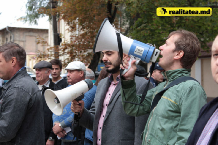 Коммунисты протестовали у конституционного суда с фотографиями членов КС