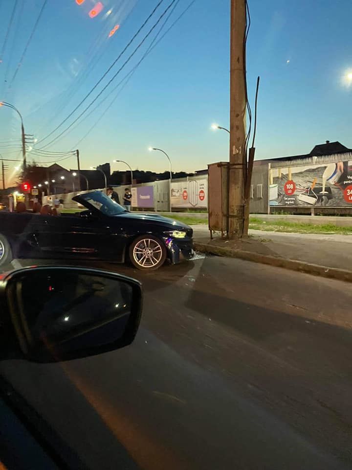 В Кишиневе кабриолет BMW врезался в столб