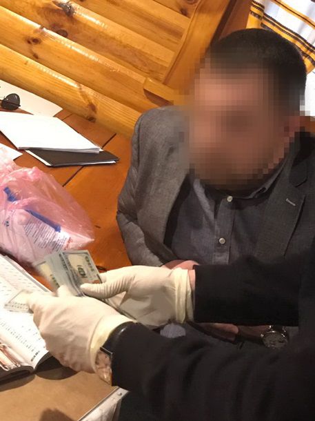 В ресторане Киева задержали чиновника на взятке в $38 тысяч