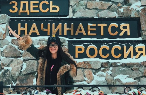 Бузова кинула "зигу" у памятника "Здесь начинается Россия"