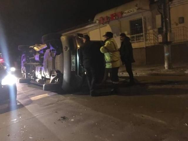 Два автомобиля столкнулись минувшей ночью в центре столицы